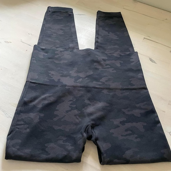 Black camo Spanx leggings NWOT - Picture 2 of 8